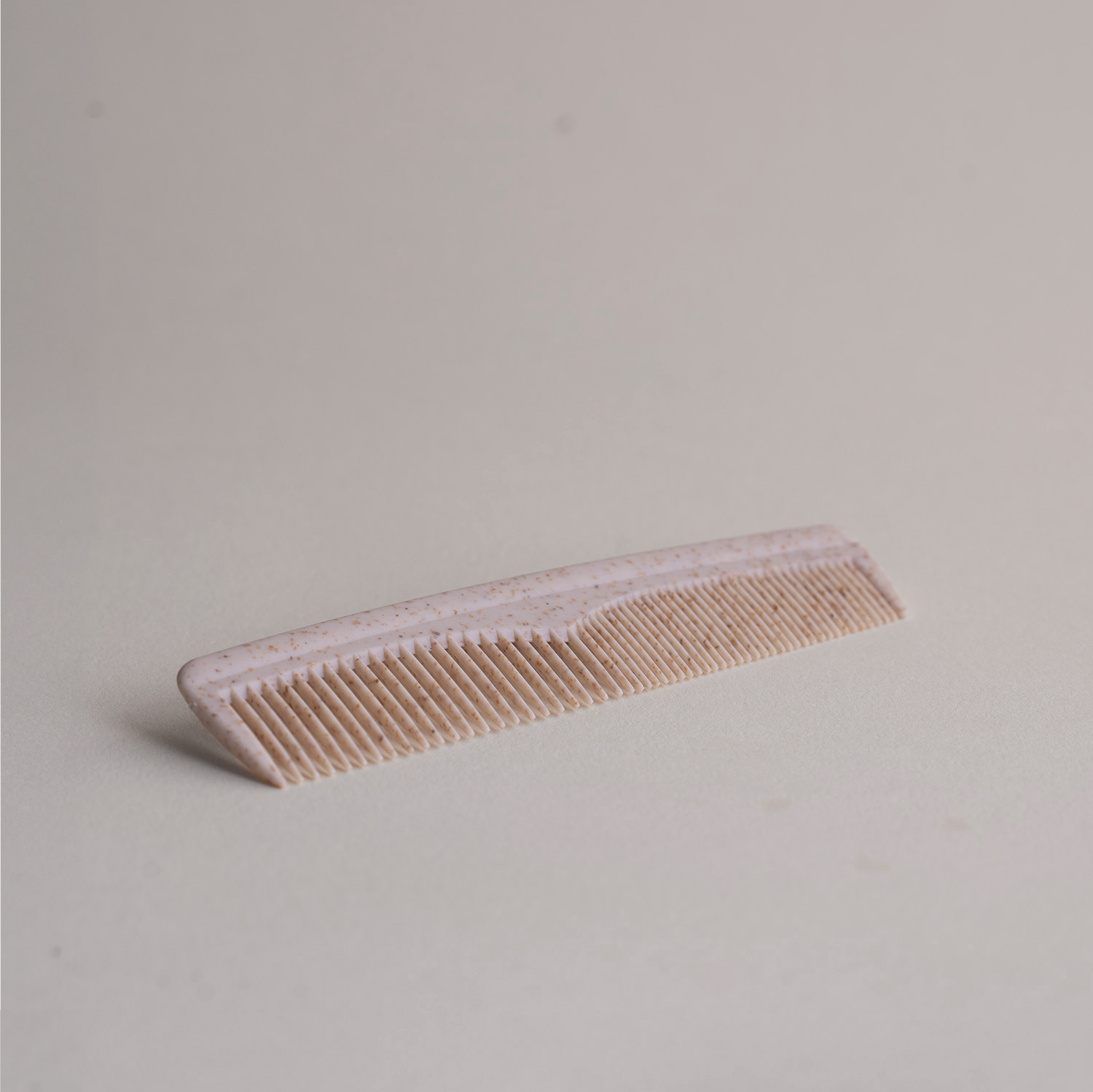 Malý plastový hřeben na vlasy s přídavkem drcené slámy