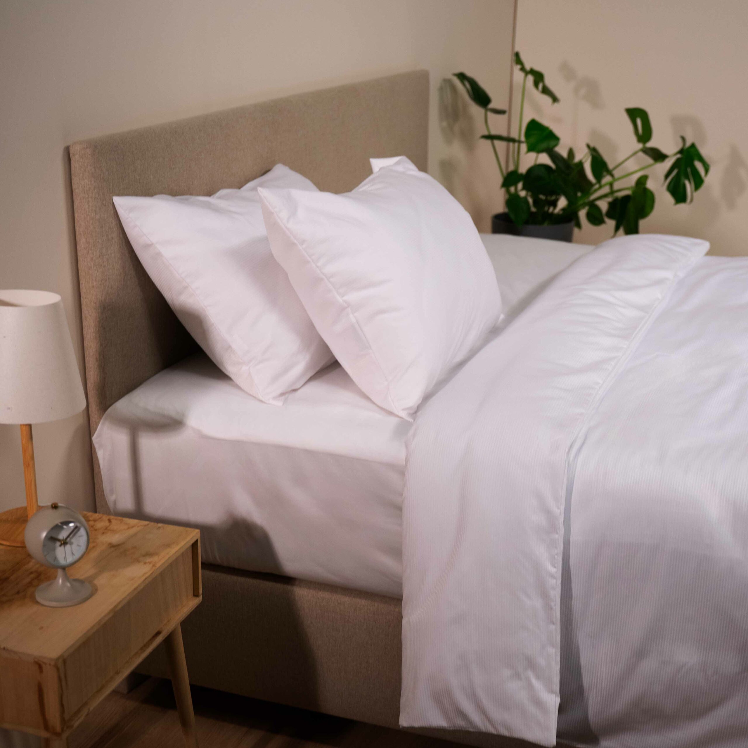 Hotelové povlečení bílé s pruhovaným vzorem 140×200 cm + 70×90 cm