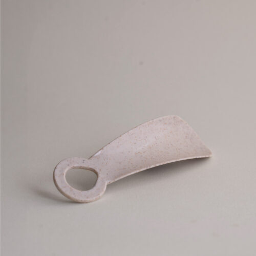 Plastic shoehorn with crushed straw